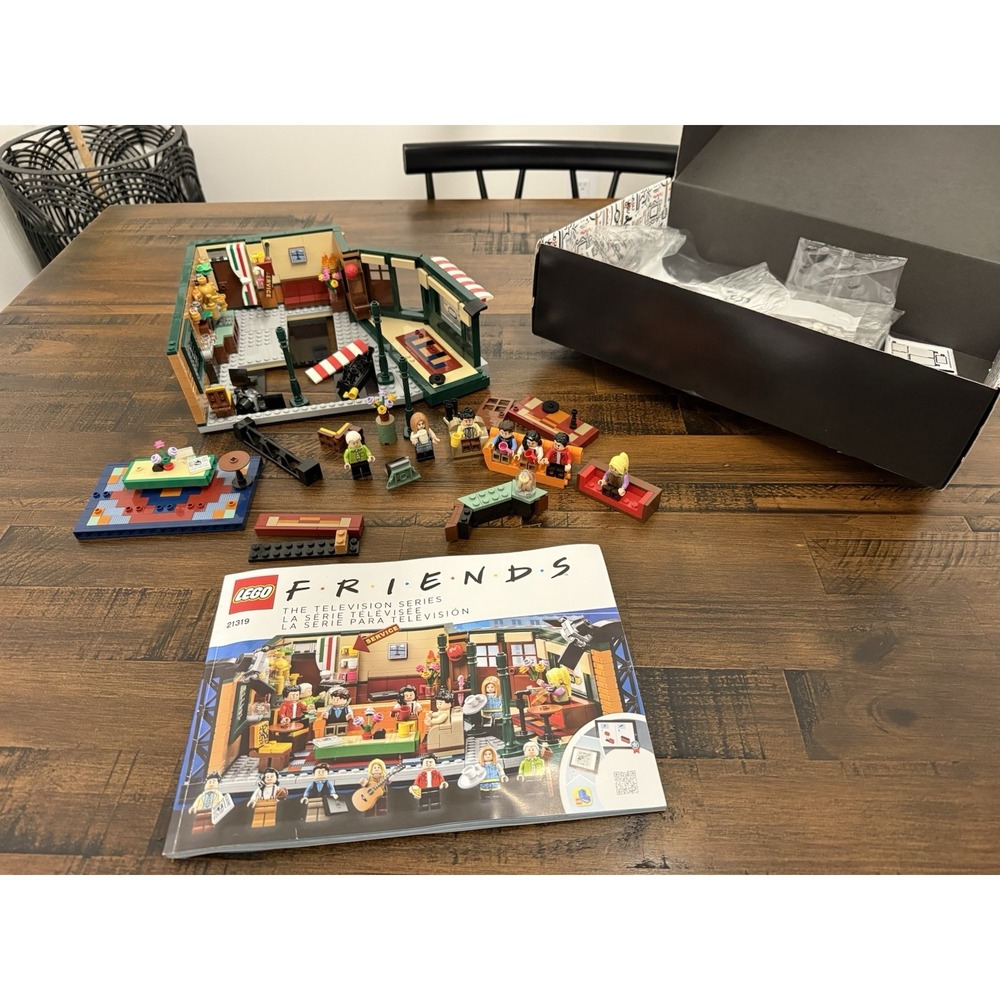 LEGO Ideas Central Perk 21319 FRIENDS With Box Manual Bags Opened